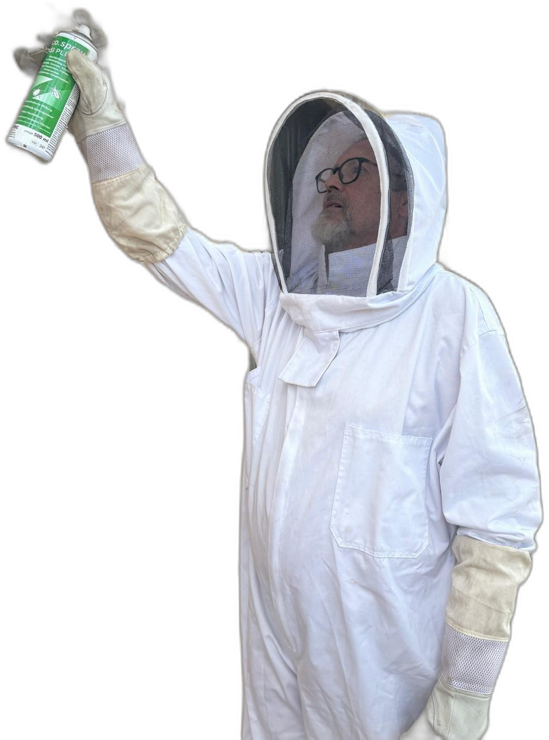 Schädlingsbekämpfer im Schutzanzug sprüht mit einer Sprühdose